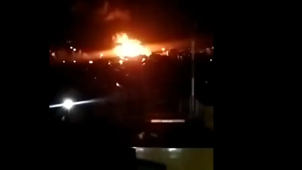 Два человека получили ожоги на масштабном пожаре в Бердске – сгорели три частных дома и гараж – видео