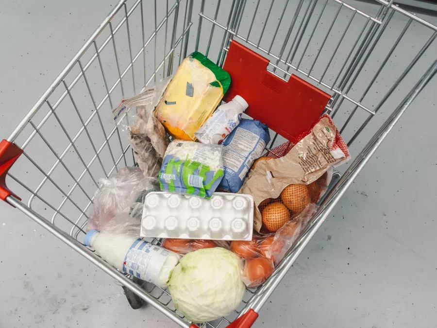 Над школьниками Новосибирской области провели эксперимент: В магазине они загрузили корзины газировкой, снеками и сладостями