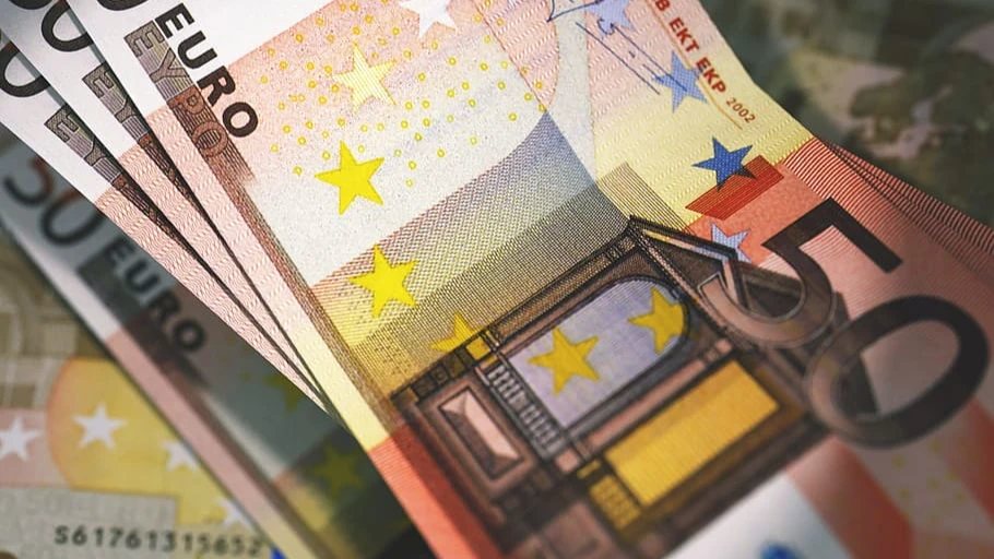 Евро ниже 58 рублей впервые с июня 2015 года