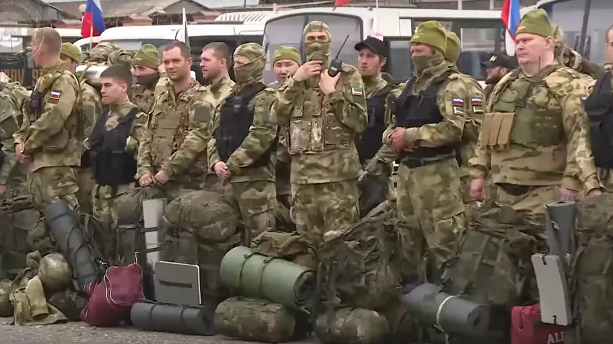«От них одно мокрое место останется, вот и включили ген осторожности на всю катушку» Кадыров показал видео отправки добровольцев-бойцов со всех уголков РФ – едут зачищать Донбасс