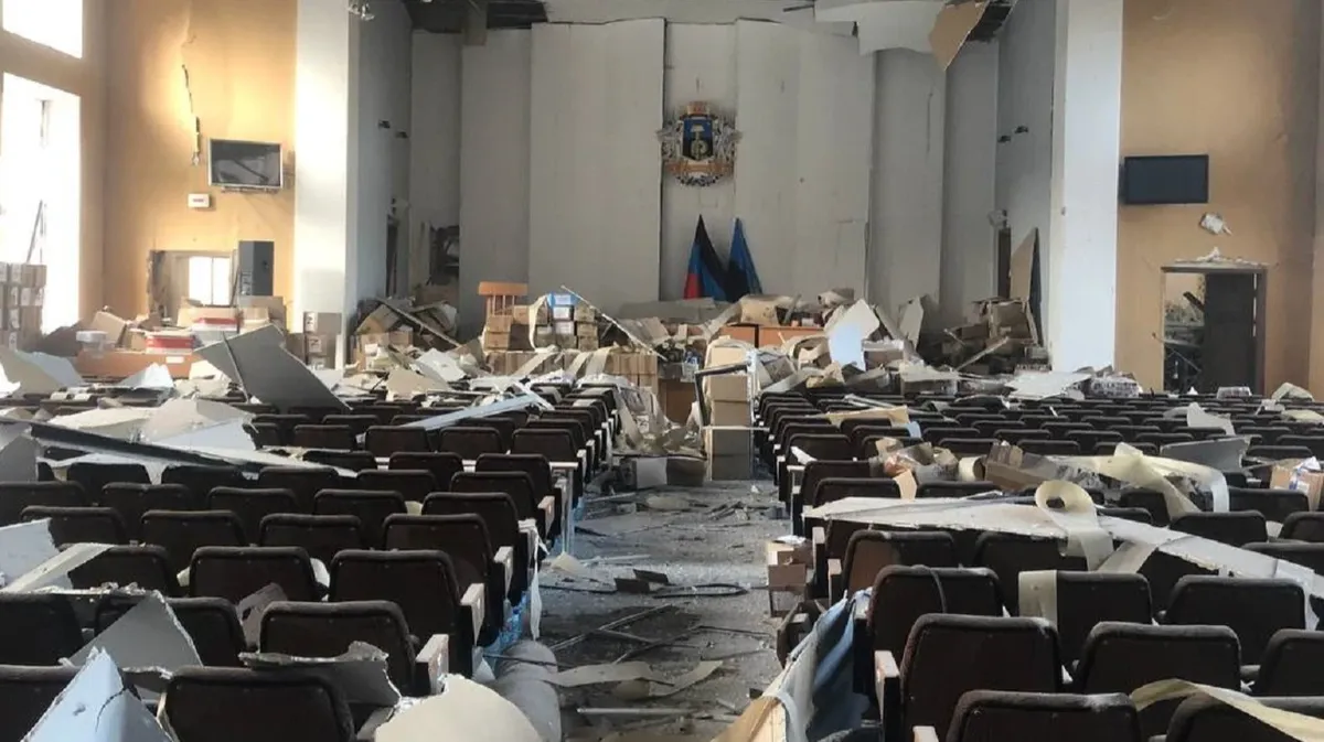 «Двое мирных в тяжелом состоянии» Мэр Донецка Алексей Кулемзин рассказал о последствиях обстрела из РСЗО HIMARS. Как выглядит администрация сейчас – видео