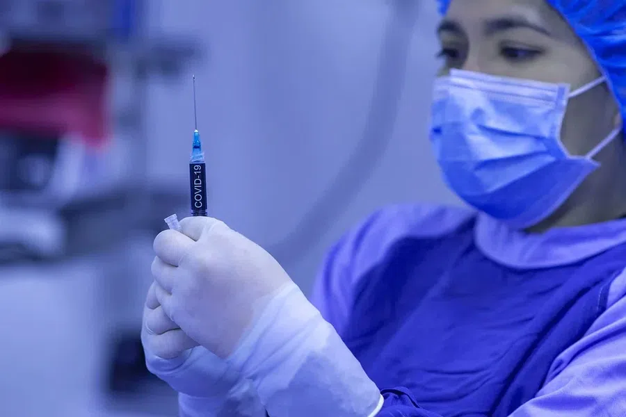 Директор Pfizer заявил, что может потребоваться четвертая доза вакцины при Омикроне