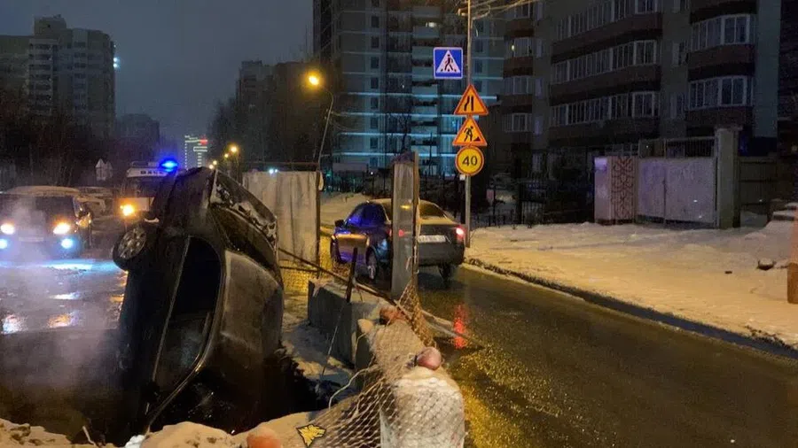 В центре Новосибирска Toyota Corona провалилась под землю. Котлован вырыли на середине дороги