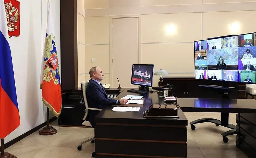 Путин приказал подготовить план противодействия новому «омикрон»-штамму коронавируса за неделю