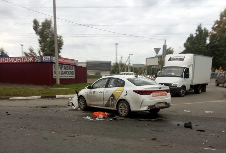 Пассажирка такси сломала руку после удара "Яндекс.Go" с Kia Rio около "пентагона" Бердска