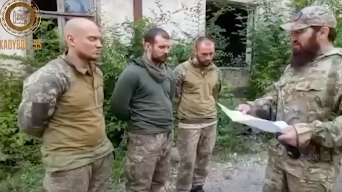 «Бандиты не желают испытать на своей шкуре «френдли файр» Глава Чечни Рамзан Кадыров показал на видео допрос пленных украинских солдат в Донбассе. Они рассказали причины расстрелов «своих же»