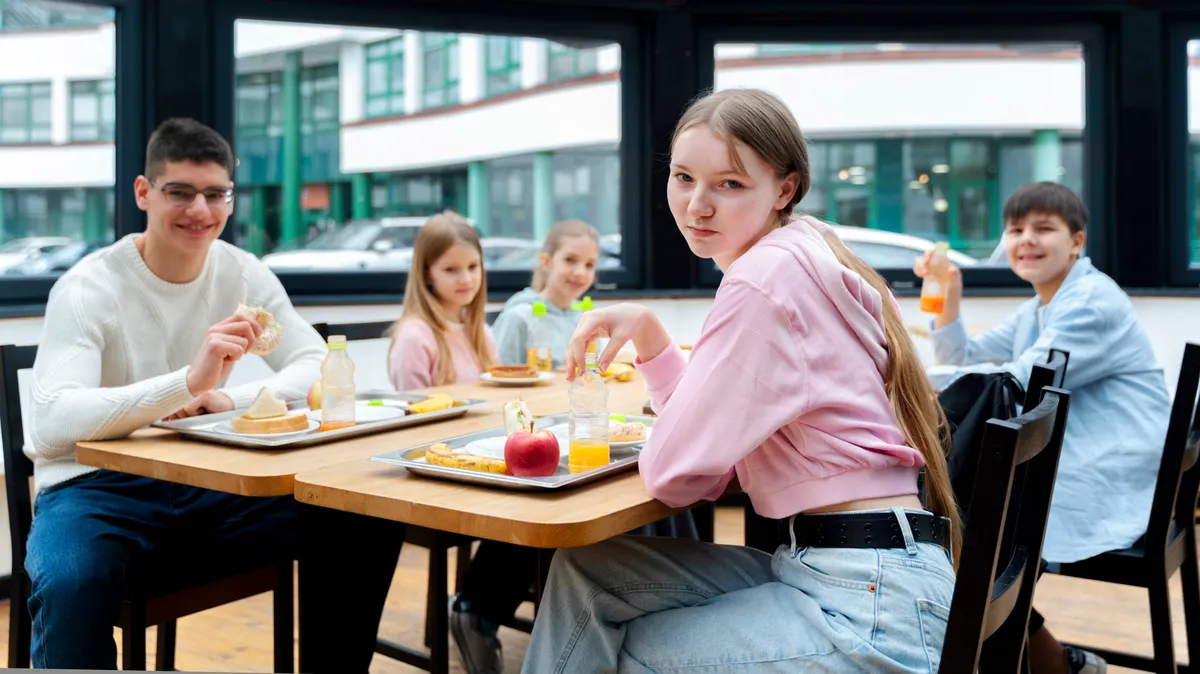 Горячее питание в школе-2022: кому положен завтрак и обед по закону, школьникам какого возраста Госдума планирует одобрить питание в ближайшее время