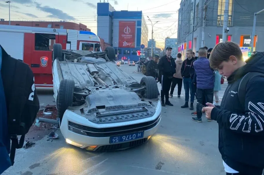Автомобиль ДПС перевернулся на крышу от удара Lexus в центре Новосибирска. Смотрите видео