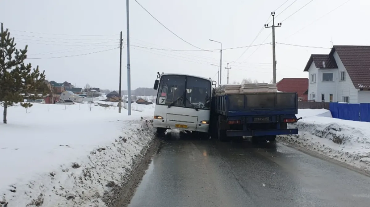  В Бердске грузовик протаранил автобус, в котором находились пассажиры - фото