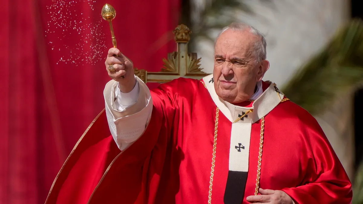 Папа Франциск окропляет святой водой во время мессы Вербного воскресенья на площади Святого Петра в Ватикане 10 апреля. Фото: Грегорио Борджиа/AP