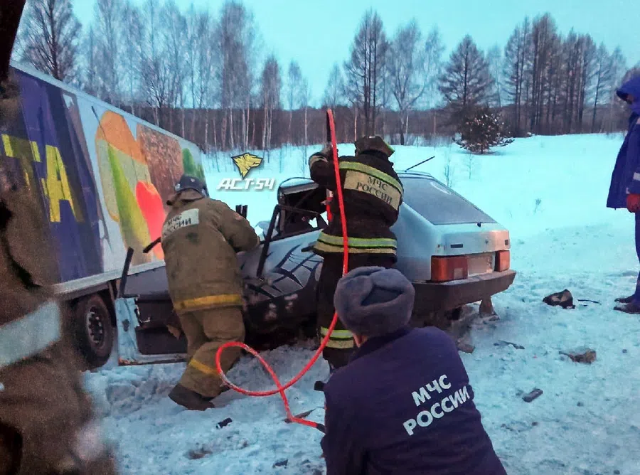 На трассе Кемерово-Новосибирск фура с продуктами смяла «девятку»: Два человека погибли