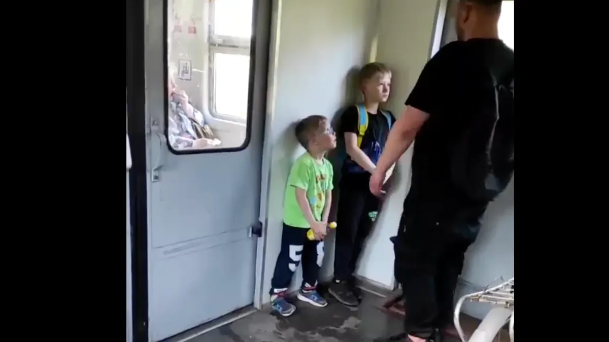 «Украина? Снимай это»: В подмосковной электричке пассажир обматерил маленького ребенка из-за рюкзака - посчитал, что он раскрашен в цвет флага Украины