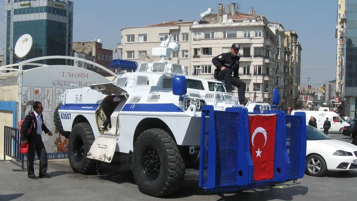 В Турции взорвали автобус с тюремными охранниками