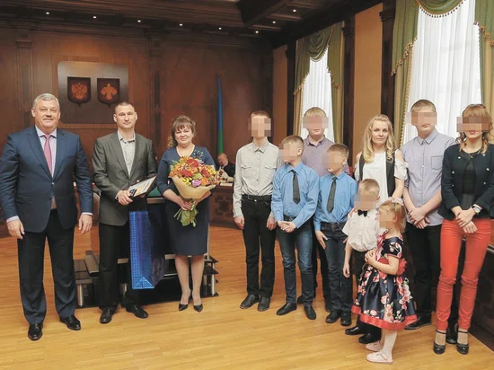 Семья Щукиных на приему у местных чиновников
