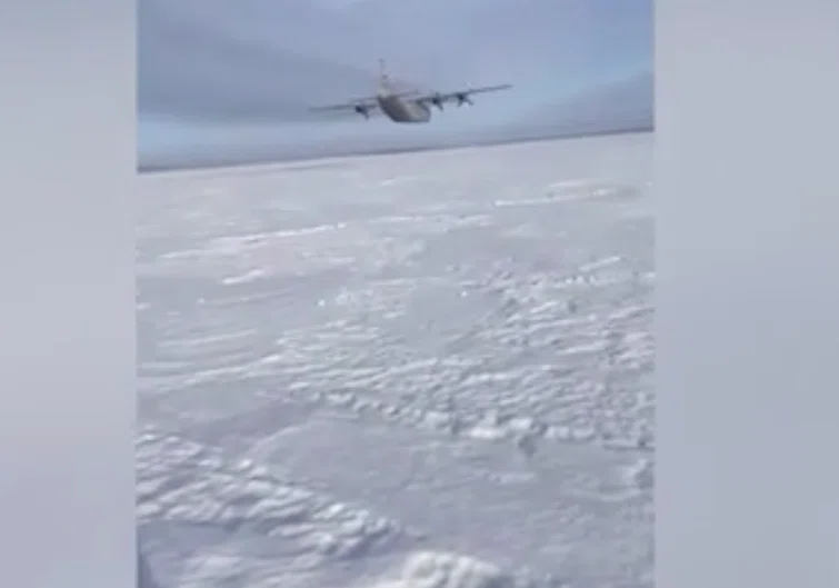 Под Новосибирском военный самолет пролетел в нескольких метрах от людей