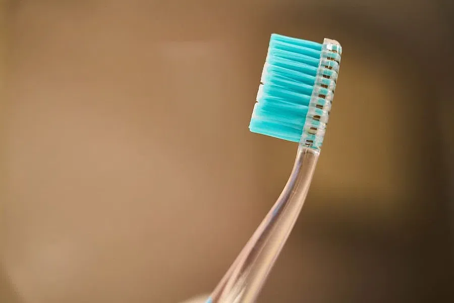 Как часто нужно менять зубную щетку?  На вашей щетке может обитать до 10 млн бактерий