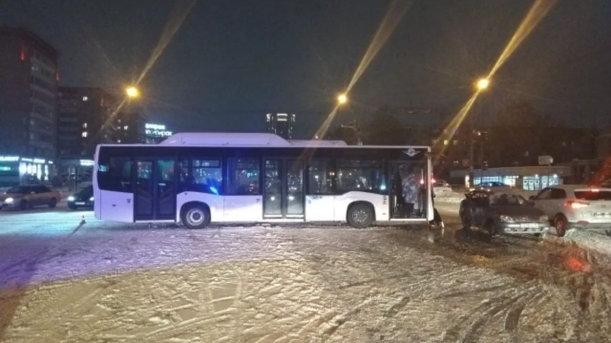 В Новосибирске четверо сибиряков пострадали после того, как автобус №5 въехал в легковушку
