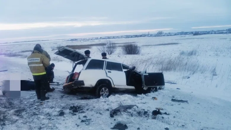 Три человека погибли в лобовом ДТП на пустой трассе под Новосибирском. Двое пострадавших попали в больницу