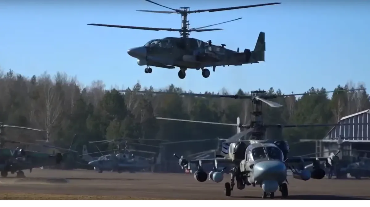 Штурмовые вертолеты Ка-52 уничтожили спрятанную в украинском лесу бронетехнику. Видео показало Минобороны 