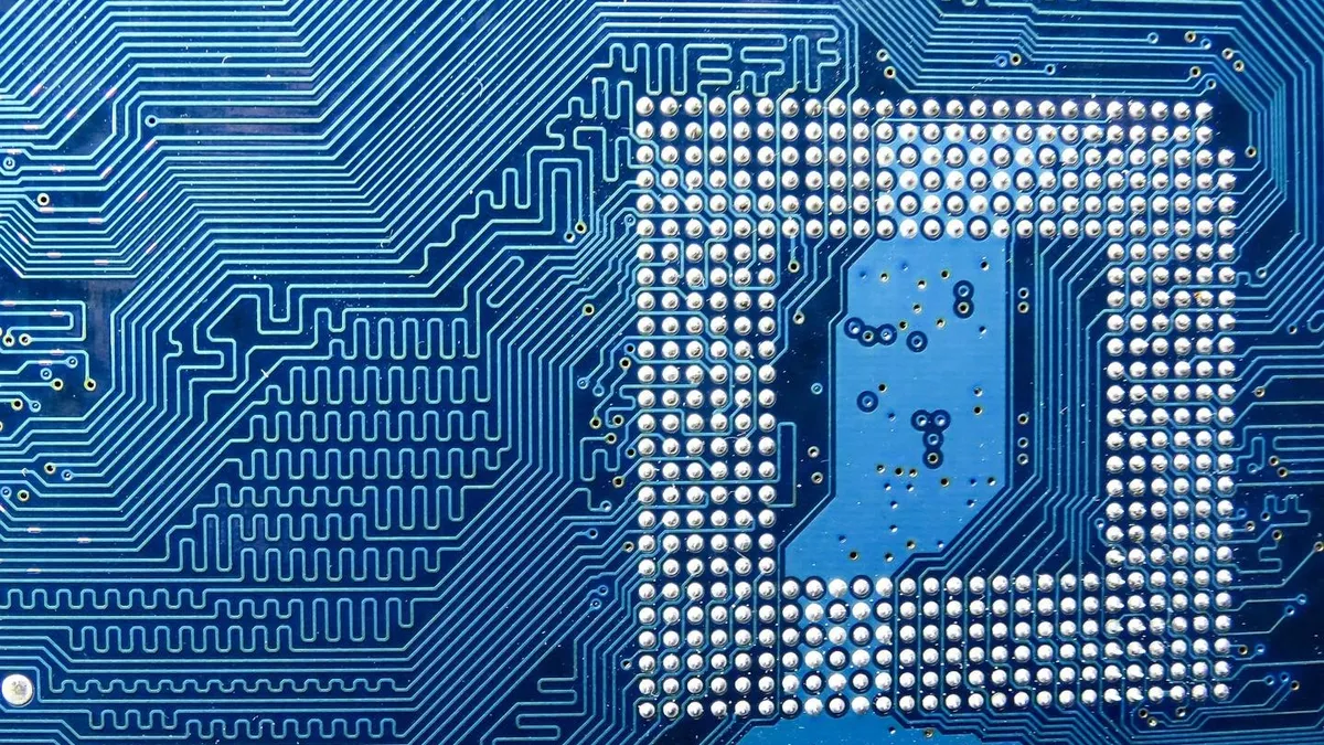 Компания Илона Маска Neuralink начнет вживлять чипы в людей