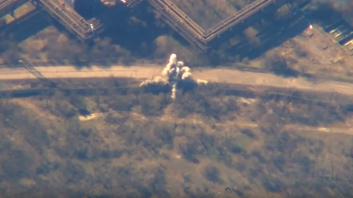 Минобороны показало видео уничтожение украинского бронетранспортёра ВСУ в промышленной зоне с помощью беспилотника