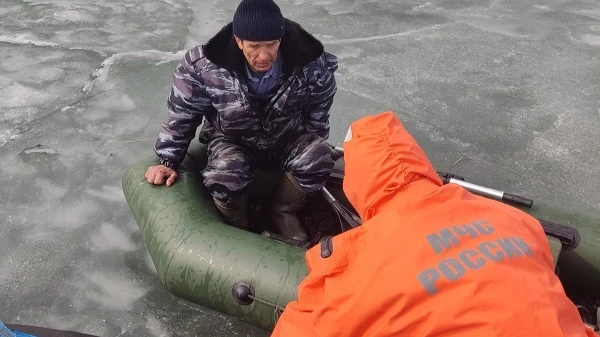 В Бердске спасатели МЧС вытащили рыбака, завязшего в шуге
