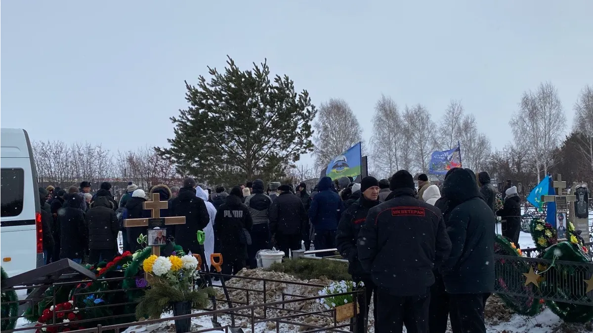 Кладбище Бердска - прощание с Николаем Саидовым. Фото: Курьер.Среда