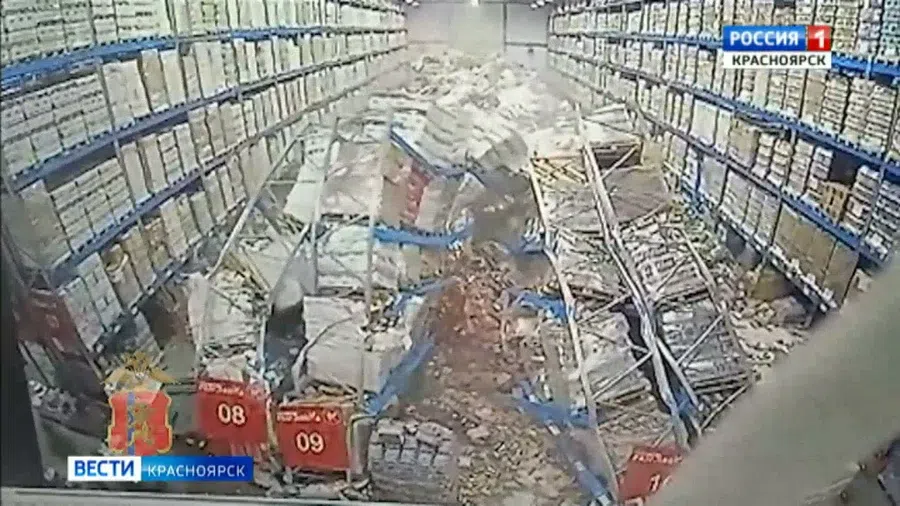 Восьмиметровые стеллажи с тоннами алкоголя обрушились на складе в Красноярске и завалили рабочего