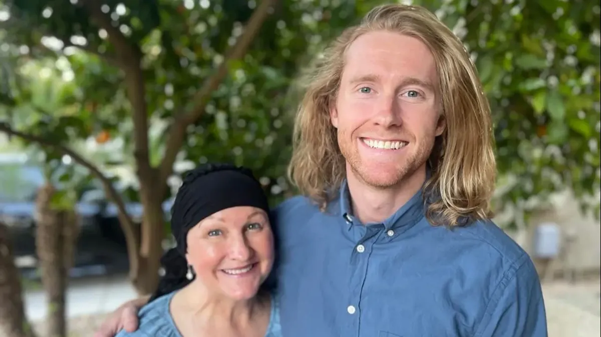 Мужчина из Аризоны два года отращивал волосы, чтобы сделать парик для мамы, борющейся с опухолью мозга. Фото: Foxnews.com