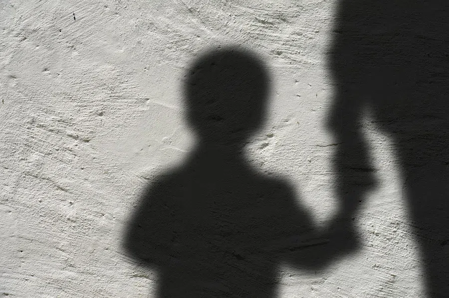 Истязал годами: Отчим до смерти избил 10-летнего пасынка в Новосибирске. Изверг нашел мальчика в ванной в состоянии комы