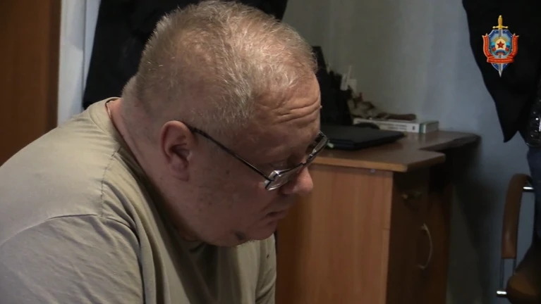 В настоящее время сотрудник миссии дает признательные показания. Фото: скриншот с видео МГБ ЛНР