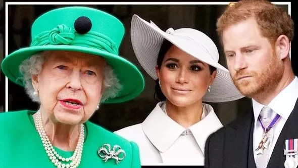 Королева Елизавета II отказала Меган и Гарри в просьбе сфотографировать правнучку Лилибет вместе с нею. Причина - у монарха лопнул глаз и налился кровью 
