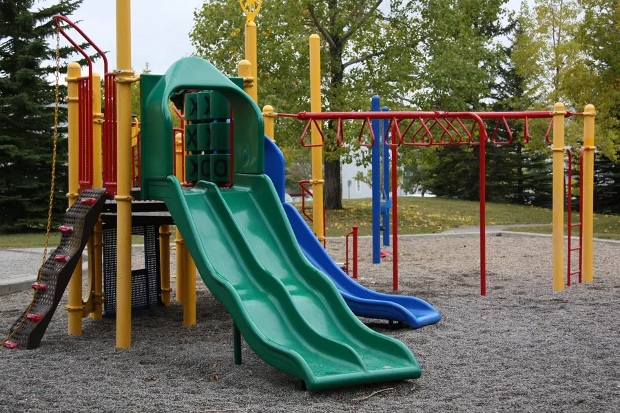 В Новосибирске 6-летняя девочка сломала ногу на детской площадке из-за ямы
