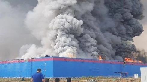 Пожарные смогли локализовать пламя на складе OZON. Шестеро человек пострадало