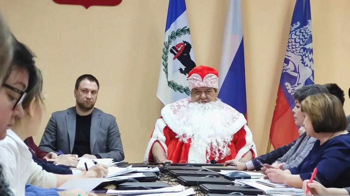 Мэр Саянска явился на совещание в костюме Деда Мороза