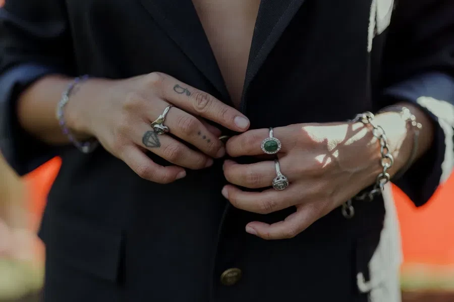 Что означает кольцо на каждом пальце левой и правой руки: где носить украшение для лидерства, мудрости и любви