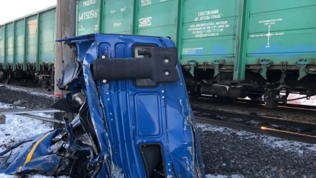 В Новосибирской области водитель КамАЗа погиб во время столкновения с поездом. Железная дорога повреждена - фото 
