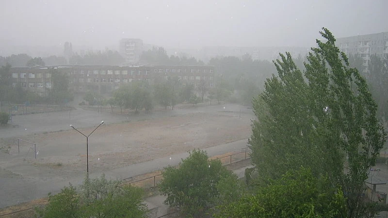 Москвичей предупредили о ливнях, сопоставимых с теми, что в Сочи. В городе-курорте стихия затопила 16 улиц, повредила 50 машин, есть погибшие