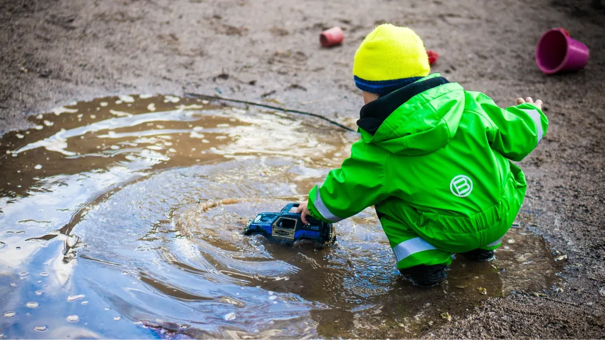 В Новосибирске ребенок провалился в яму с ледяной водой на территории школы №207
