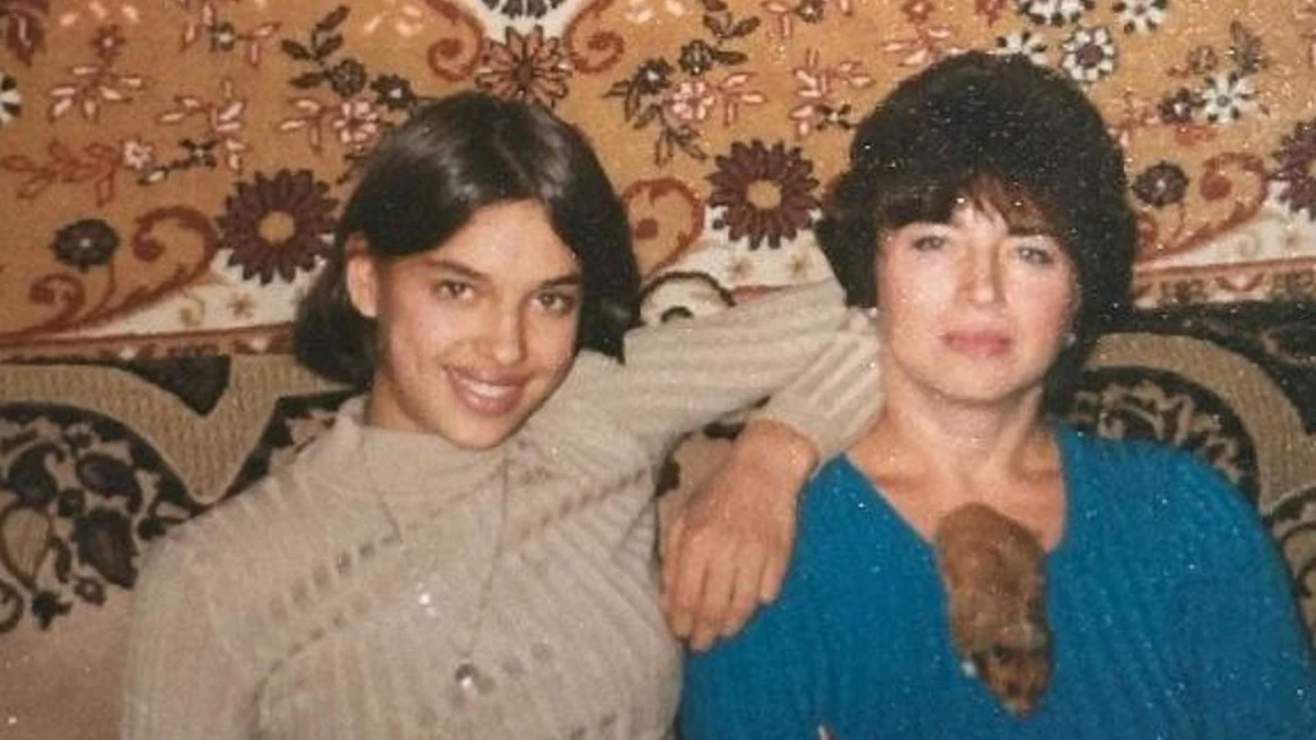 Ирина Шейк: Архивное фото с мамой на фоне ковра покорило россиян – «Не узнать»