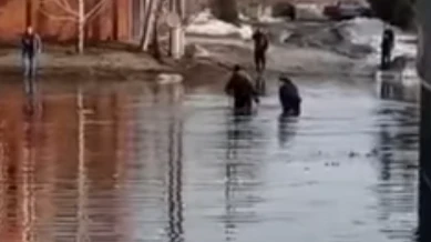 Некоторые люди в Бердске идут прямо по воде. Фото: стоп-кадр с видео АСТ-54