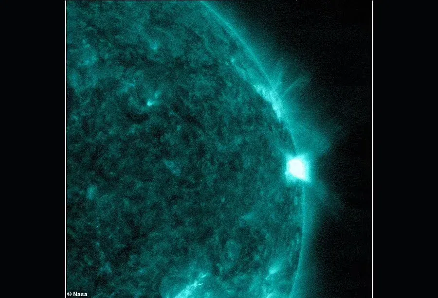 NASA показала потрясающие фото мощной солнечной вспышки, извергающейся на Солнце