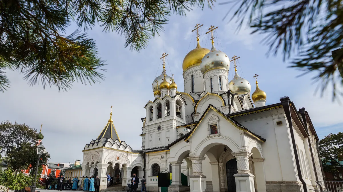 В дни особого поминовения христиан верующие посещают храм и кладбище. Фото: Олег Варов/foto.patriarchia.ru