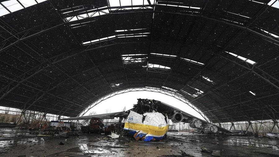 CNN показало фото самого большого транспортного самолета в мире Ан-225, разрушенного на аэродроме Гостомеля. «Мрия» больше никогда не полетит 