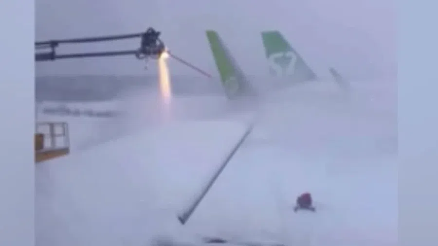 "Самолет кидало": Пассажиры обледеневшего лайнера, летевшего в Новосибирск, поблагодарили экипаж за свое спасение