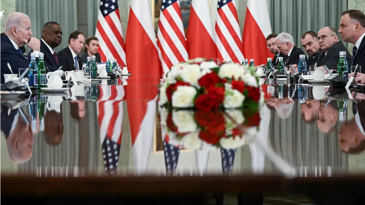 Байден встретился с президентом Польши в Варшаве. Фото: Брендан Смяловски/AFP/Getty Images/CCN