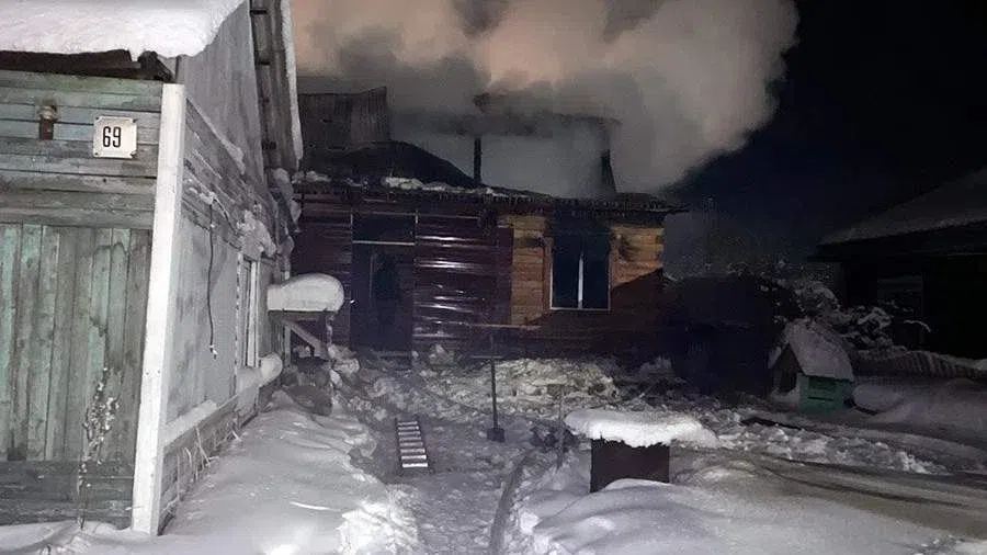 В Якутии сгорела семья с четырьмя детьми на пожаре в собственном доме. По факту гибели шести человек возбуждено уголовное дело