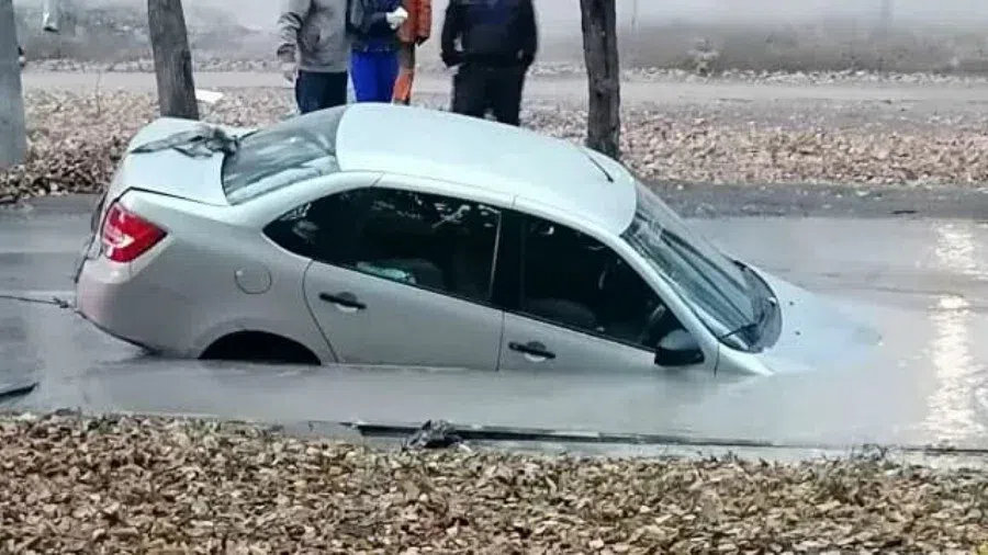 В Самаре автомобиль провалился под землю из-за аварии в водоводе