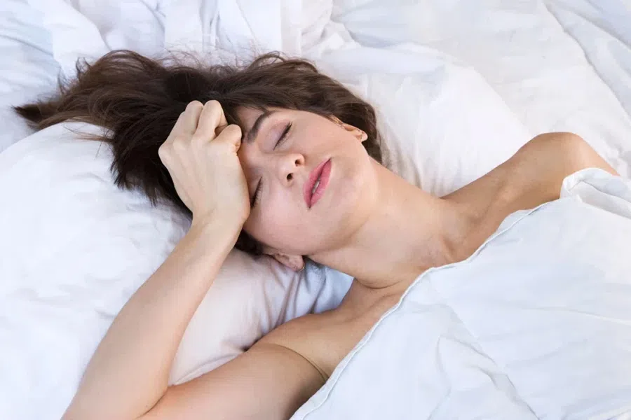 Сильно потеете ночью во сне? Возможные причины и нужно ли к врачу