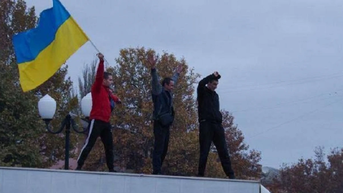 Что происходит в Херсоне: На минах подрываются саперы и мирные жители, по центру проносят гигантский флаг Украины – видео